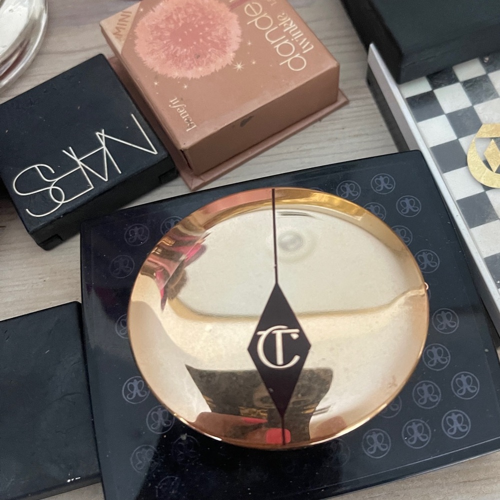Charlotte Tilbury under eye powder medium 2
